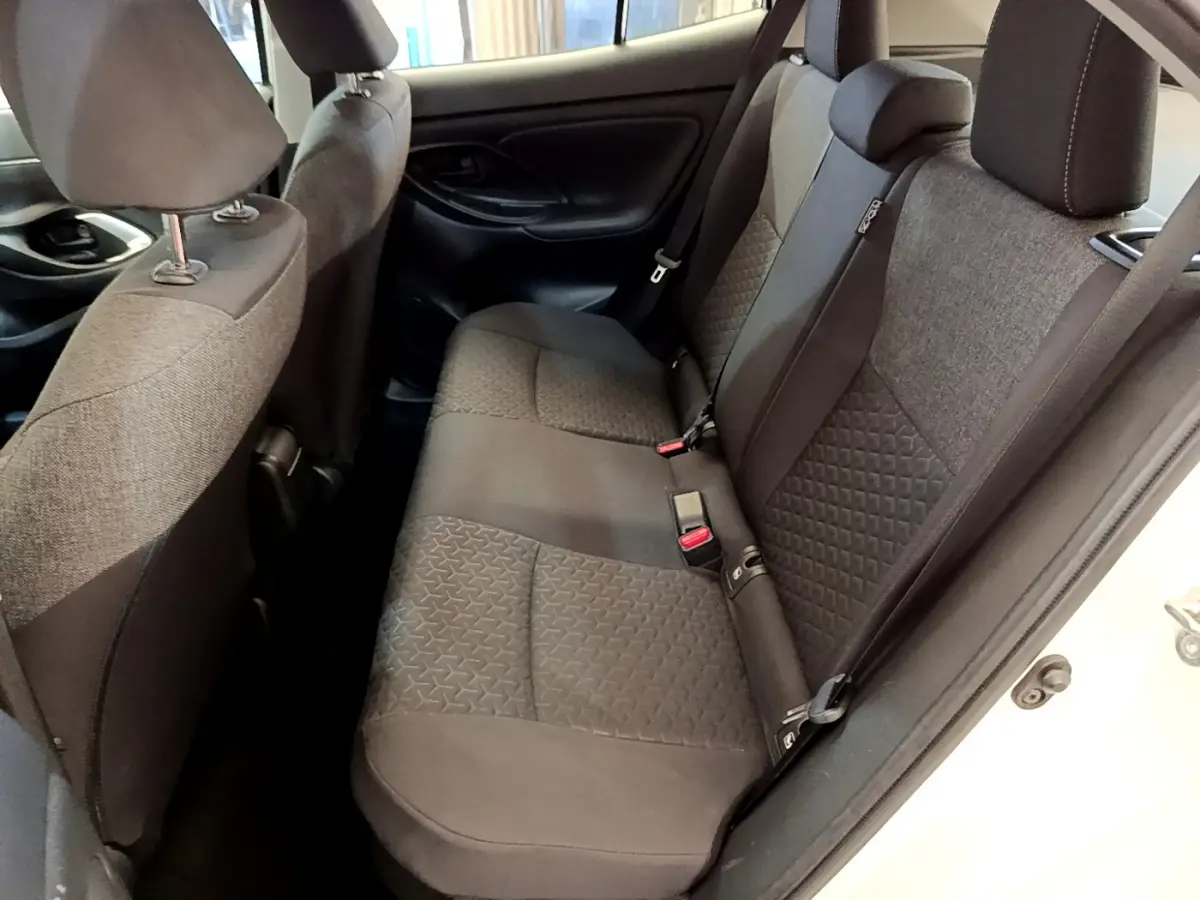 Vue intérieure côté droit sur la banquette arrière tissu gris du Toyota Yaris Cross blanc 2022 hybride