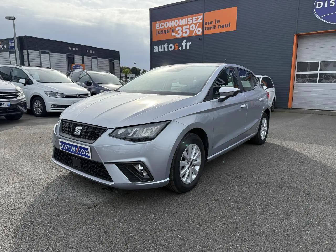 SEAT Ibiza 1.0 TSI Style argent Urban vue 3/4 avant droit, avec projecteurs antibrouillard et jantes alliage 15 pouces.