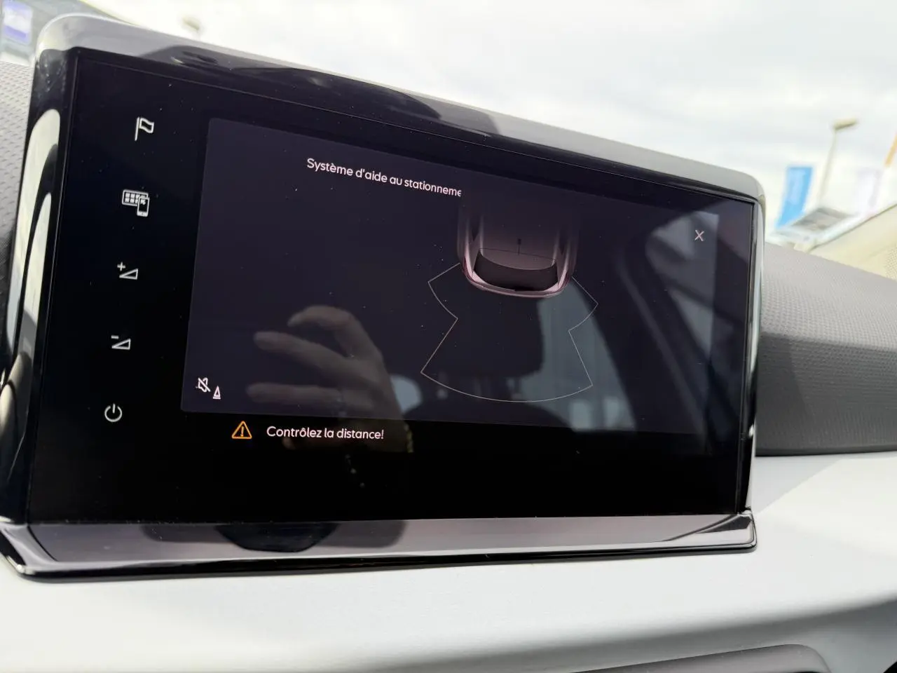 Écran tactile 8,25" du système d'aide au stationnement dans l'habitacle d'une SEAT Ibiza argent Urban 2022.