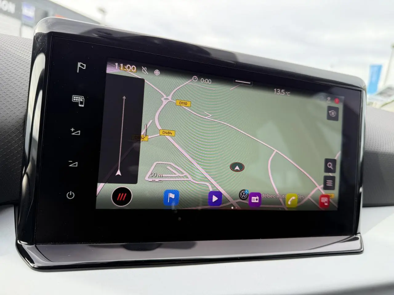 Écran tactile 8,25 pouces du système d’info-divertissement SEAT Ibiza 2022 affichant une carte de navigation.