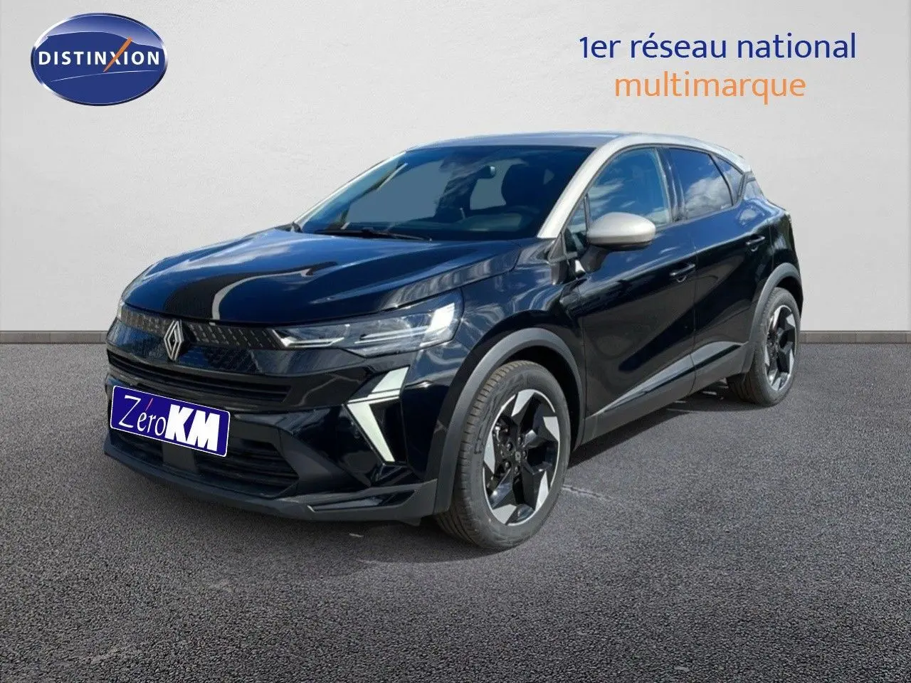 Renault Captur E-Tech hybride noir étoile avec toit gris, vue 3/4 avant mettant en valeur ses jantes biton et éclairage LED.