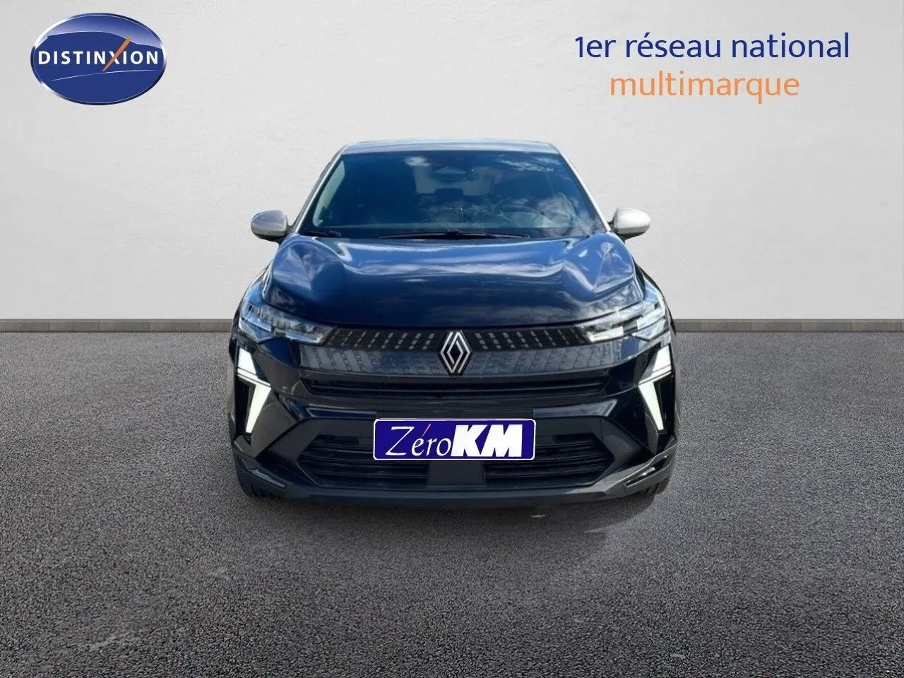 Vue avant d'un Renault Captur E-Tech hybride noir étoile avec toit gris, éclairage LED distinctif allumé.