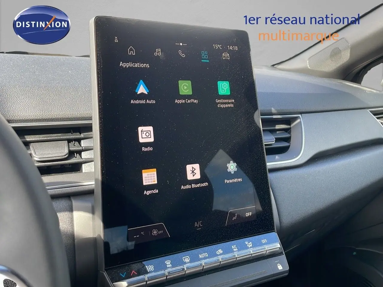 Écran tactile central de la Renault Captur E-Tech 2025 affichant les applications Android Auto et Apple CarPlay.
