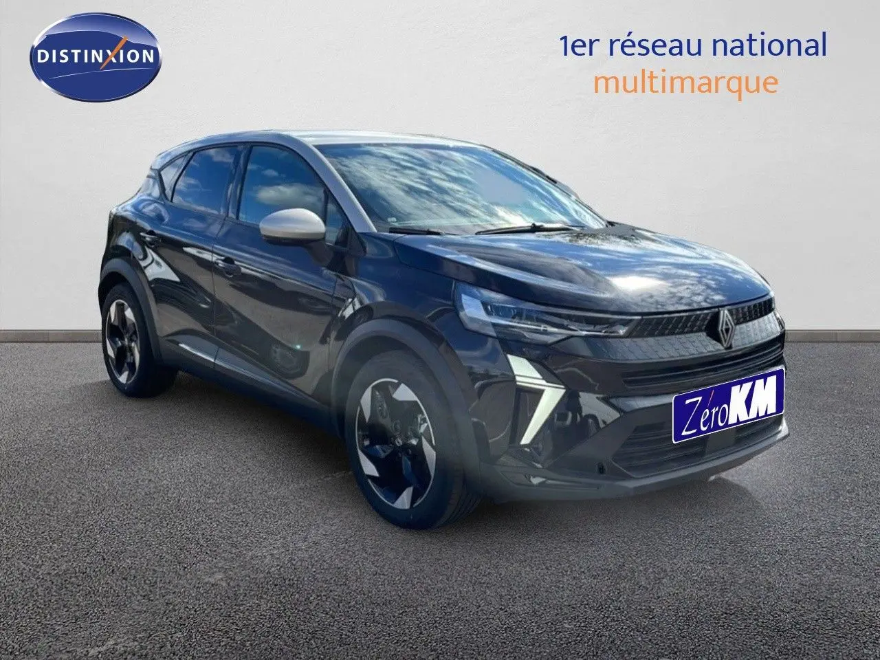Renault Captur E-Tech hybride noir étoile avec toit gris, vue 3/4 avant droit mettant en valeur ses optiques LED distinctives.