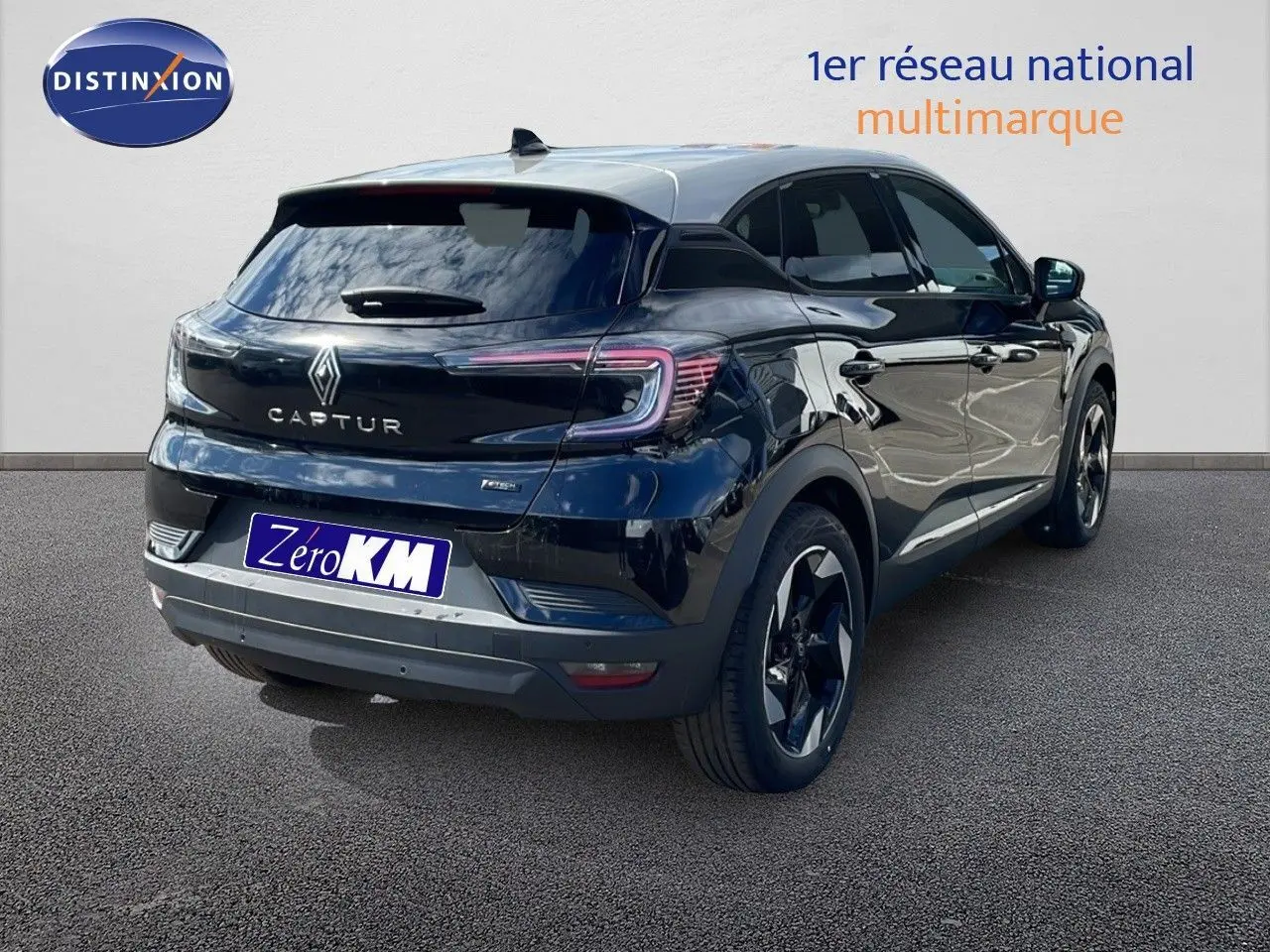 Renault Captur E-Tech hybride noir étoile vu de l'arrière droit avec toit gris et feux LED distinctifs.