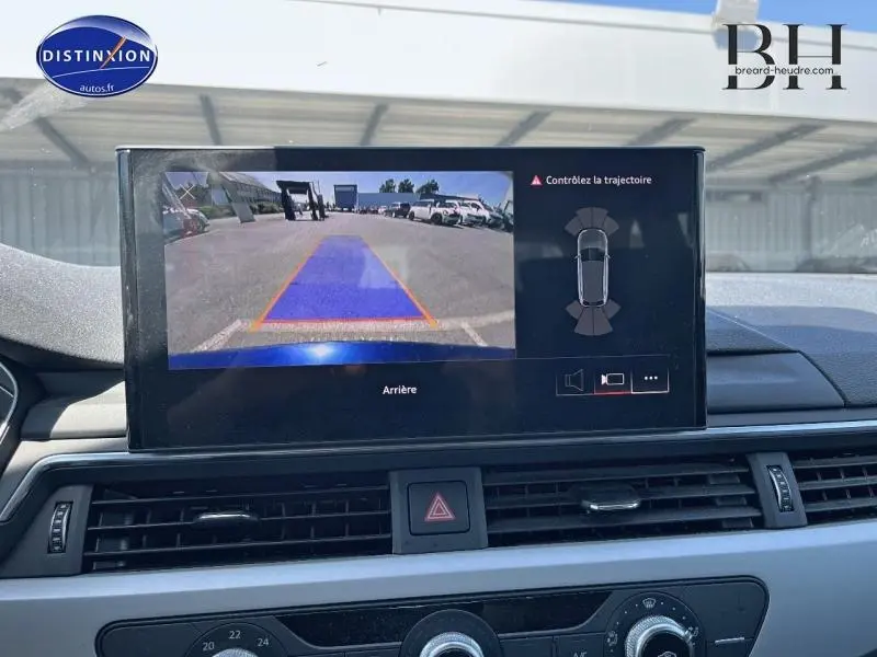 Écran central de l’Audi A4 Avant bleu Navarre montrant la caméra de recul avec guidage de trajectoire.