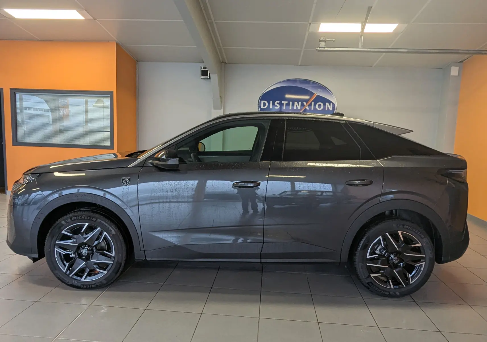 Peugeot 3008 Hybrid gris titane toit noir, vue profil côté gauche, jantes alliage 19 pouces biton visibles.