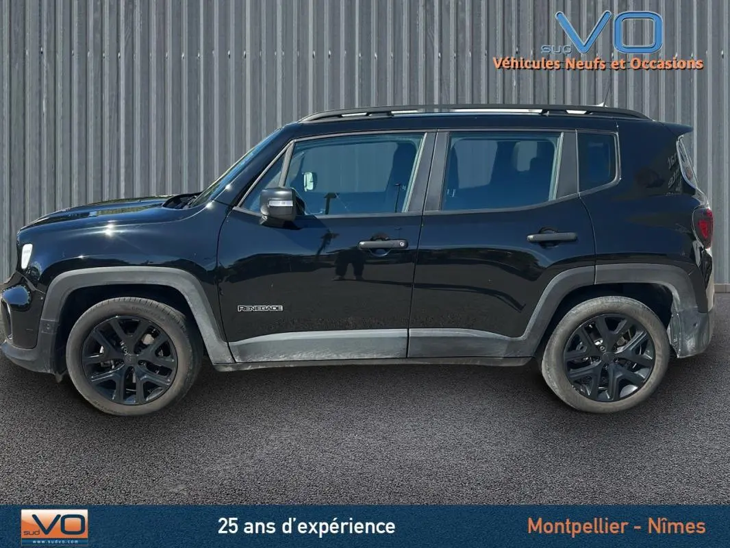Vue de profil côté gauche d’un Jeep Renegade noir 2024 avec jantes alliage noires et barres de toit visibles.