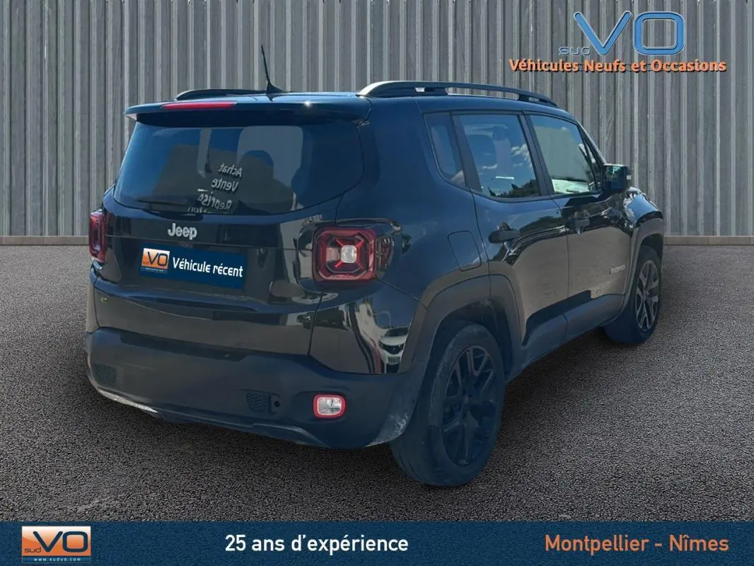 Vue 3/4 arrière droite du Jeep Renegade noir 2024 avec barres de toit et jantes alliage 18 pouces visibles.