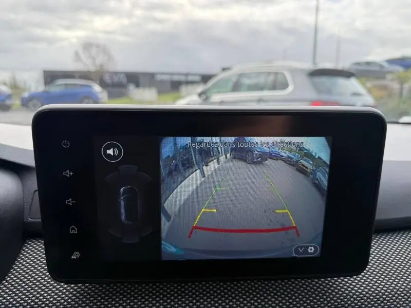 Écran intérieur montrant la caméra de recul du Dacia Jogger gris, vue arrière avec lignes de guidage colorées.