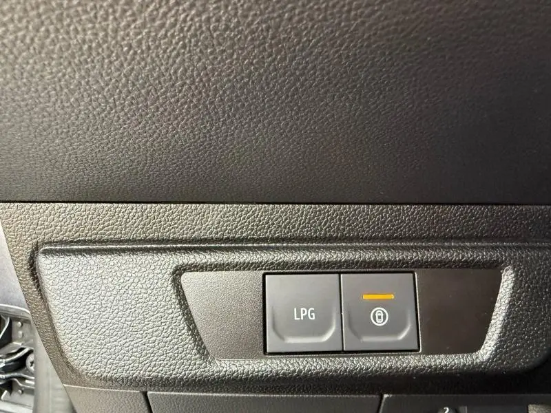 Gros plan sur les boutons de contrôle LPG et verrouillage, intérieur du Dacia Jogger gris 2025 côté conducteur.