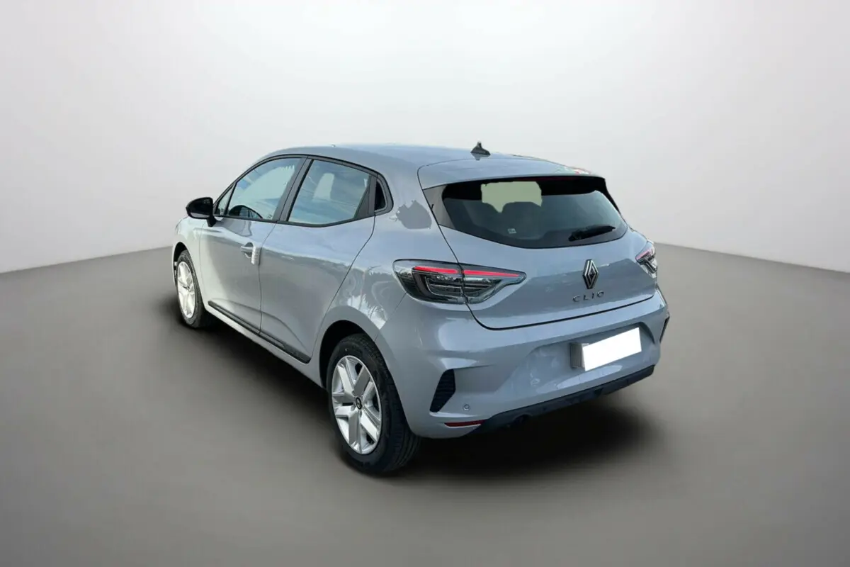 Renault Clio DCI 100 Evolution gris rafale vue 3/4 arrière droit avec feux LED et caméra de recul visible.