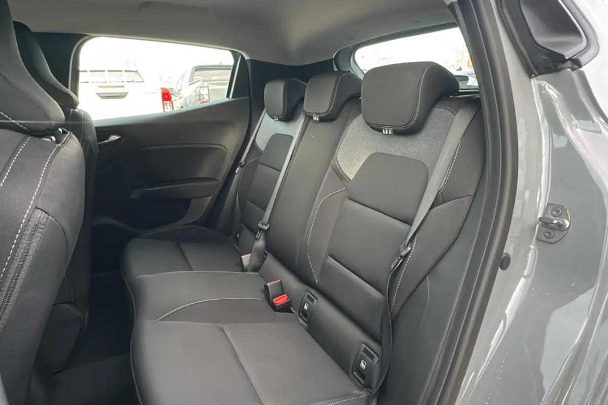 Vue côté droit de la banquette arrière noire avec surpiqûres blanches d'une Renault Clio Gris Rafale 2025.
