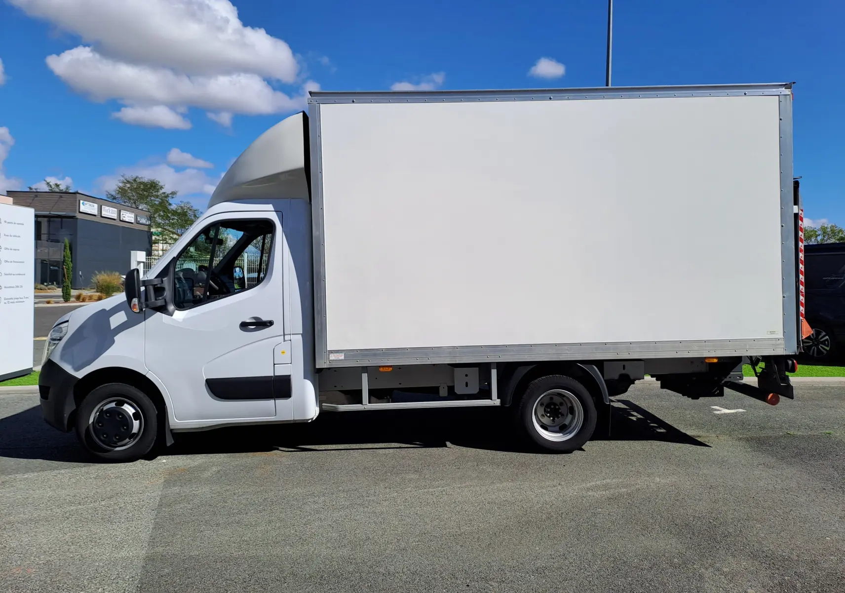 Vue de profil côté gauche d’un Nissan Interstar châssis cabine blanc 2024 avec caisse fermée et cabine simple.