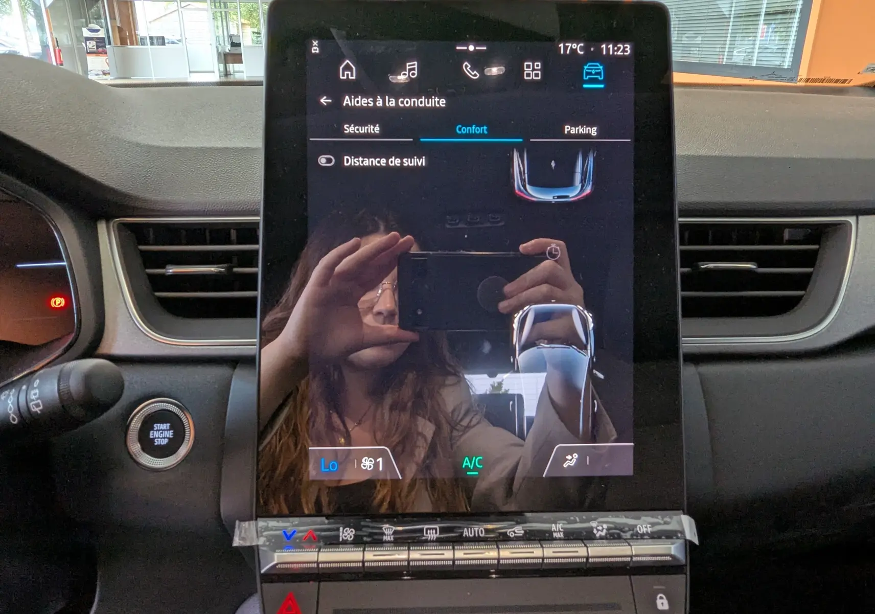 Écran tactile central du tableau de bord du Renault Captur E-Tech 2025, affichant les aides à la conduite.