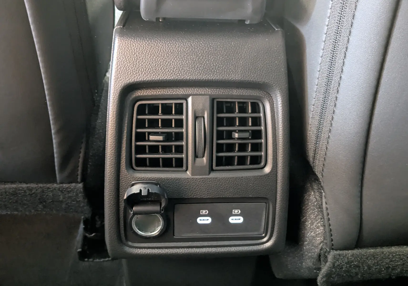 Prise USB double et sortie 12V sous les aérateurs arrière du Renault Captur E-Tech blanc nacré, intérieur noir.