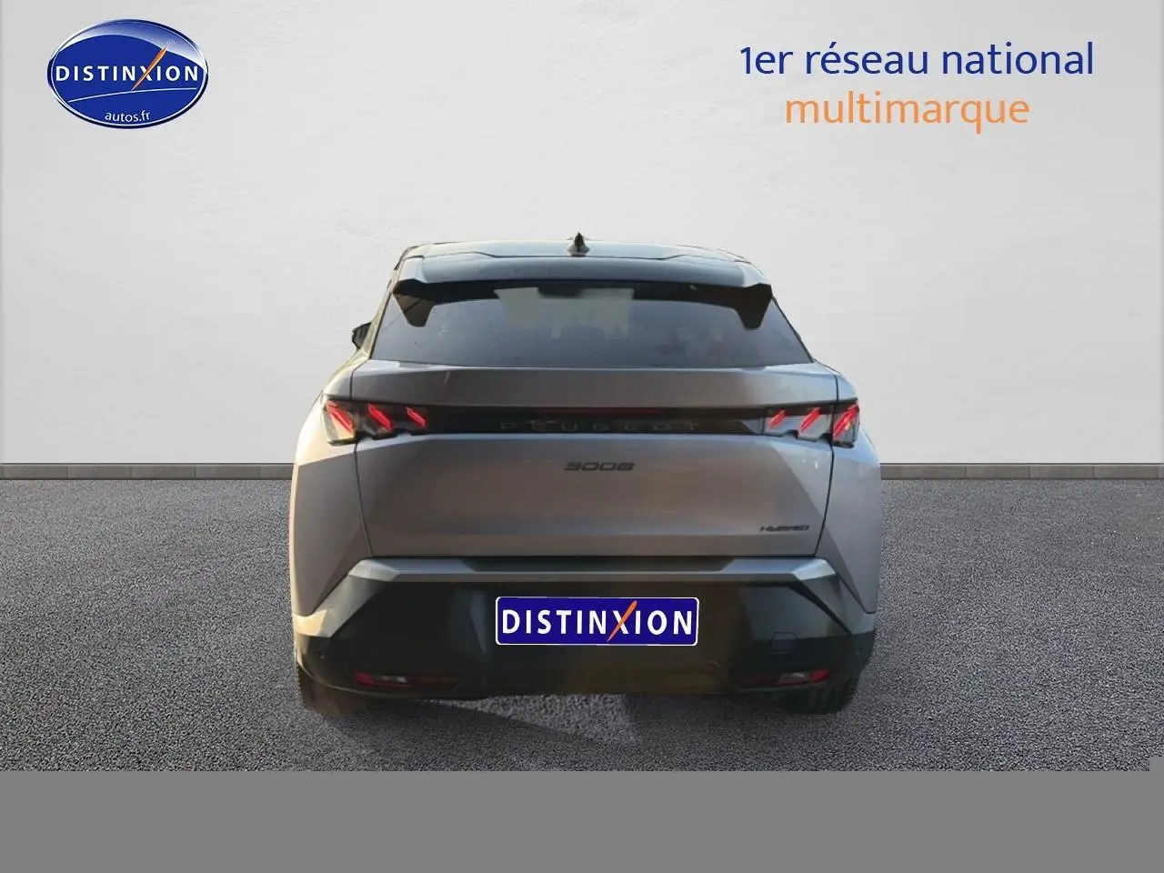 Vue arrière d'un Peugeot 3008 gris 2025 avec feux arrière LED et becquet noir distinctif.