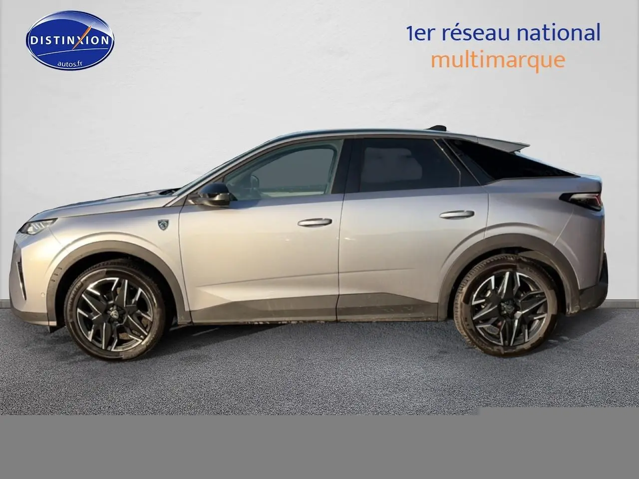 Vue latérale droite d’un Peugeot 3008 gris 2025 avec toit noir et jantes alliage noires distinctives.