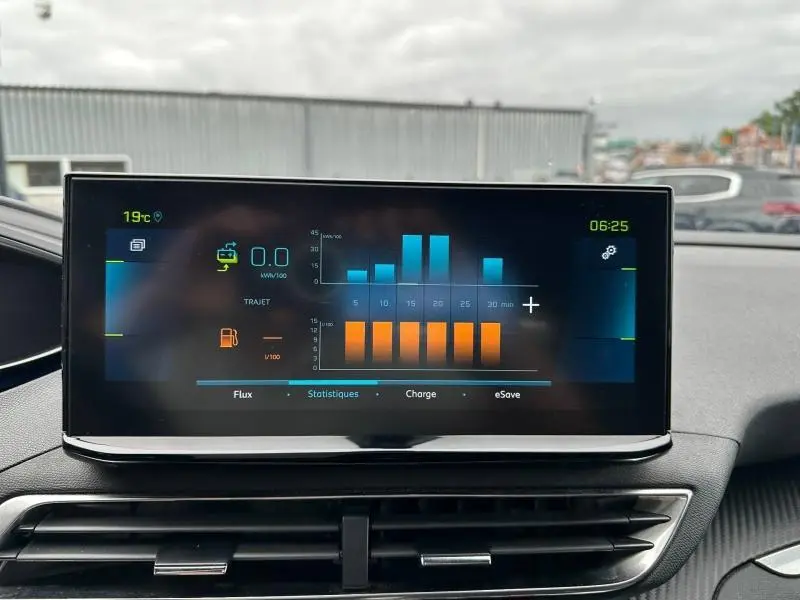 Écran tactile central du tableau de bord du Peugeot 3008 Hybride Rechargeable, affichant des statistiques de consommation.