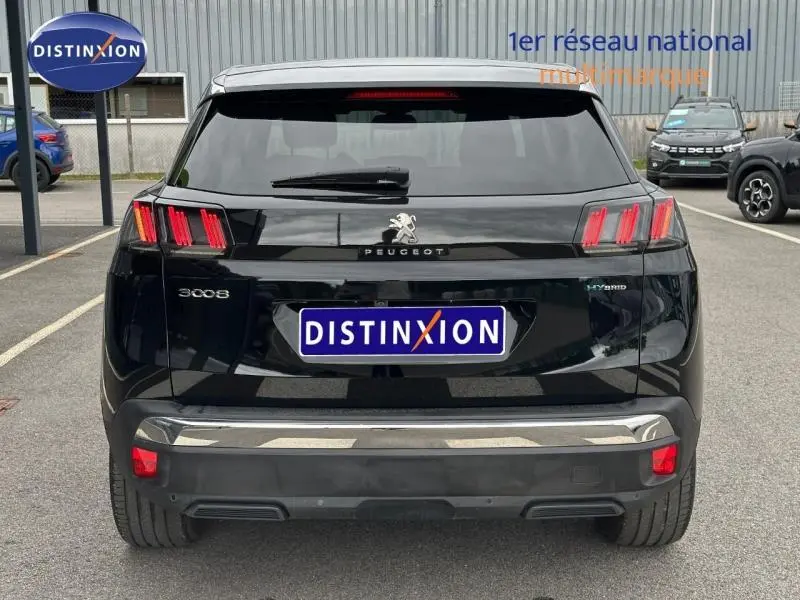 Vue arrière d'un Peugeot 3008 Hybride Rechargeable noir Perla Nera avec feux arrière LED caractéristiques.