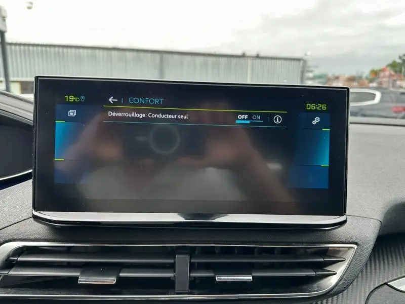 Écran tactile central du tableau de bord du Peugeot 3008 Hybride Rechargeable, affichant les réglages de confort.