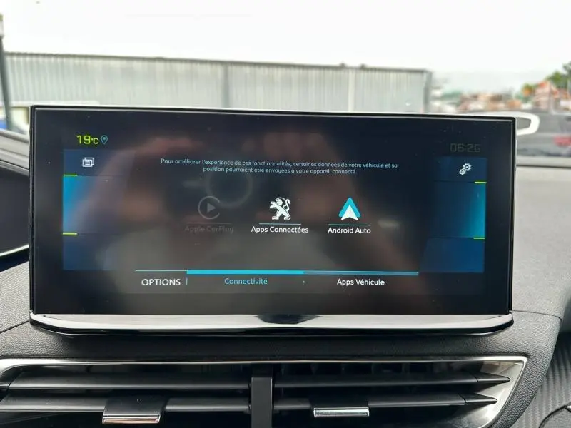 Écran tactile central du Peugeot 3008 Hybride Rechargeable 2024 affichant les options Apps Connectées et Android Auto.