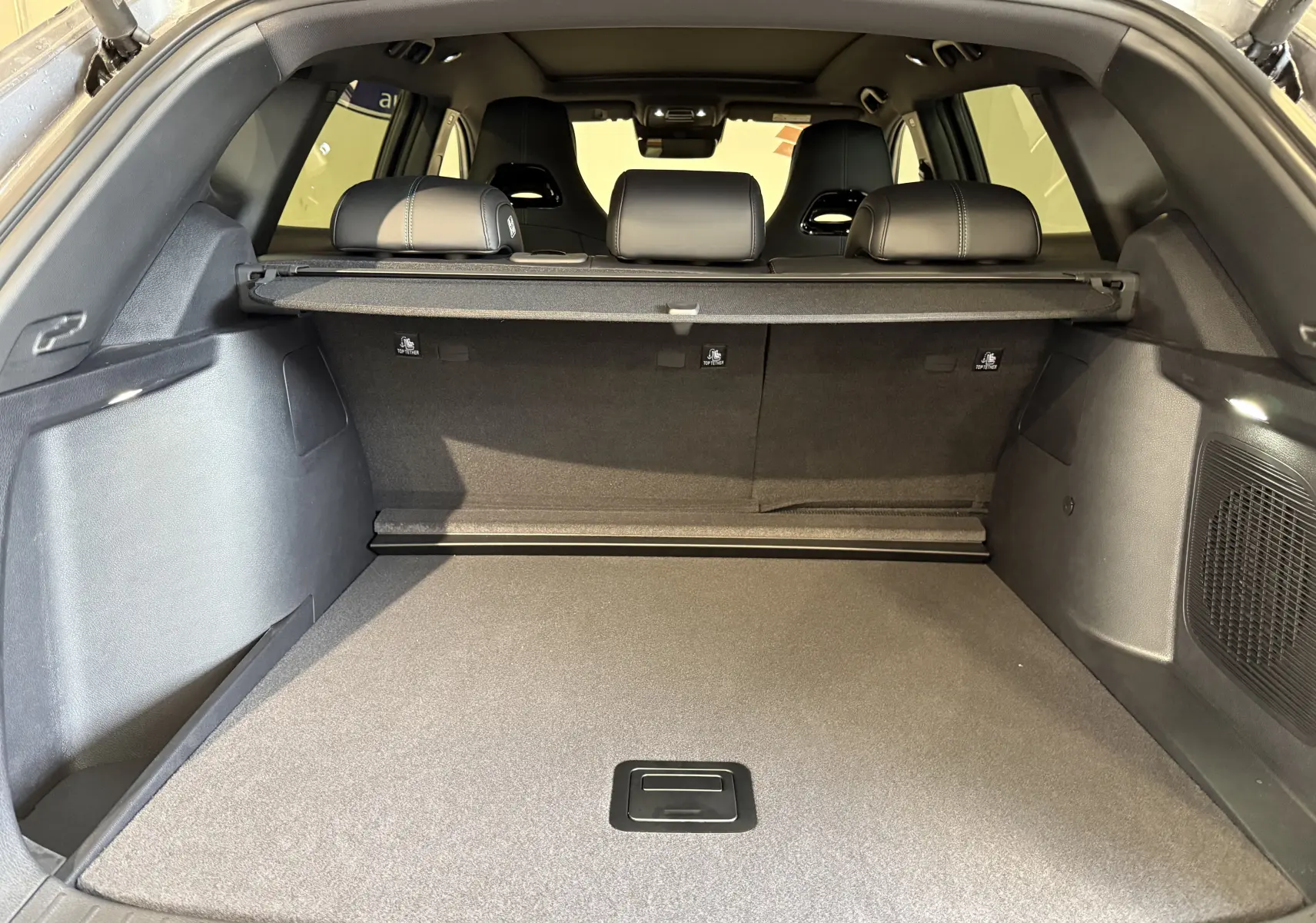 Coffre spacieux du BYD SEAL U 2026 en TIME GREY METAL, vue arrière avec banquette arrière et cache-bagages déployé.