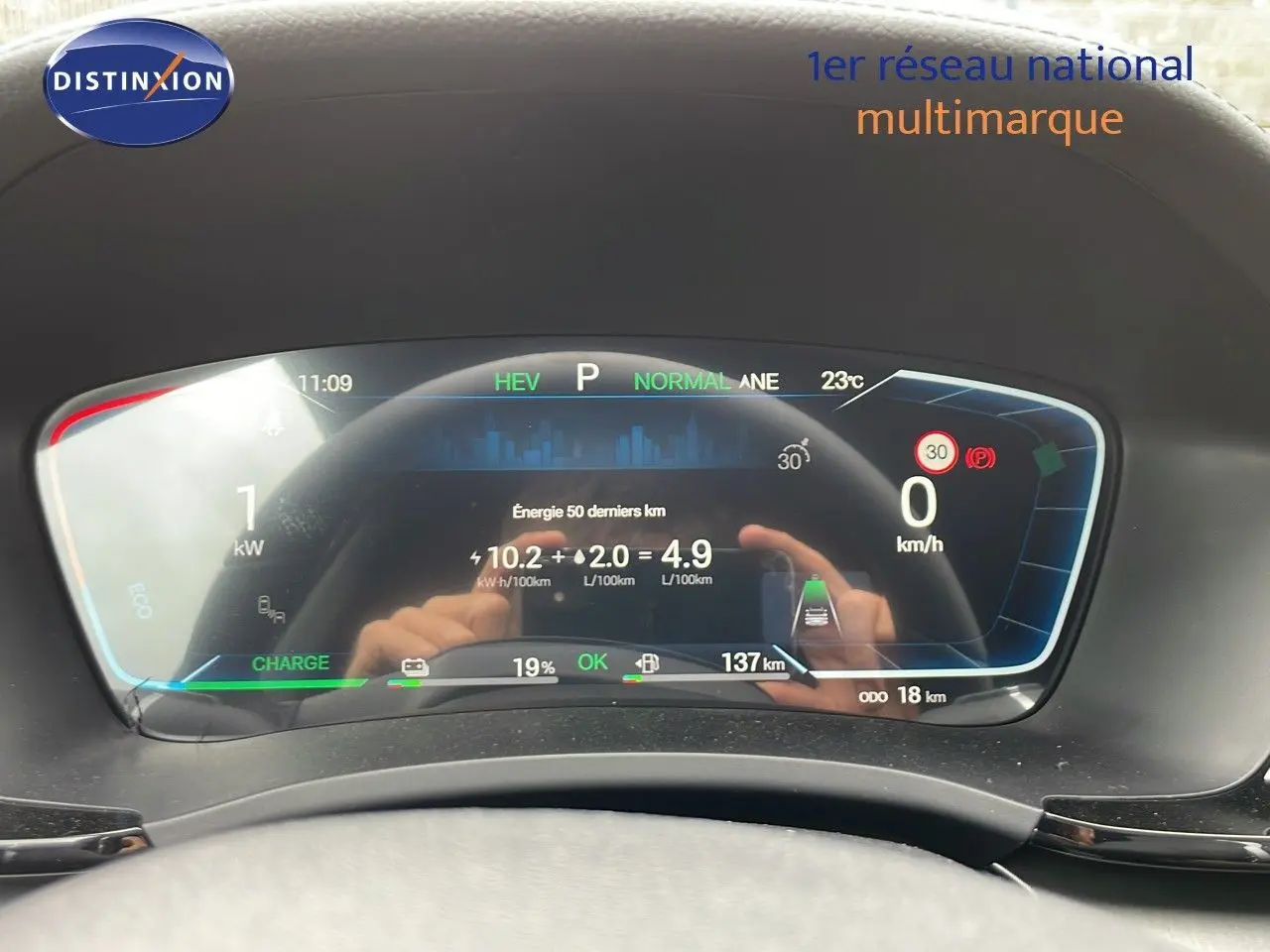 Vue rapprochée du tableau de bord numérique du BYD SEAL U 2026, affichant consommation et autonomie en mode hybride.