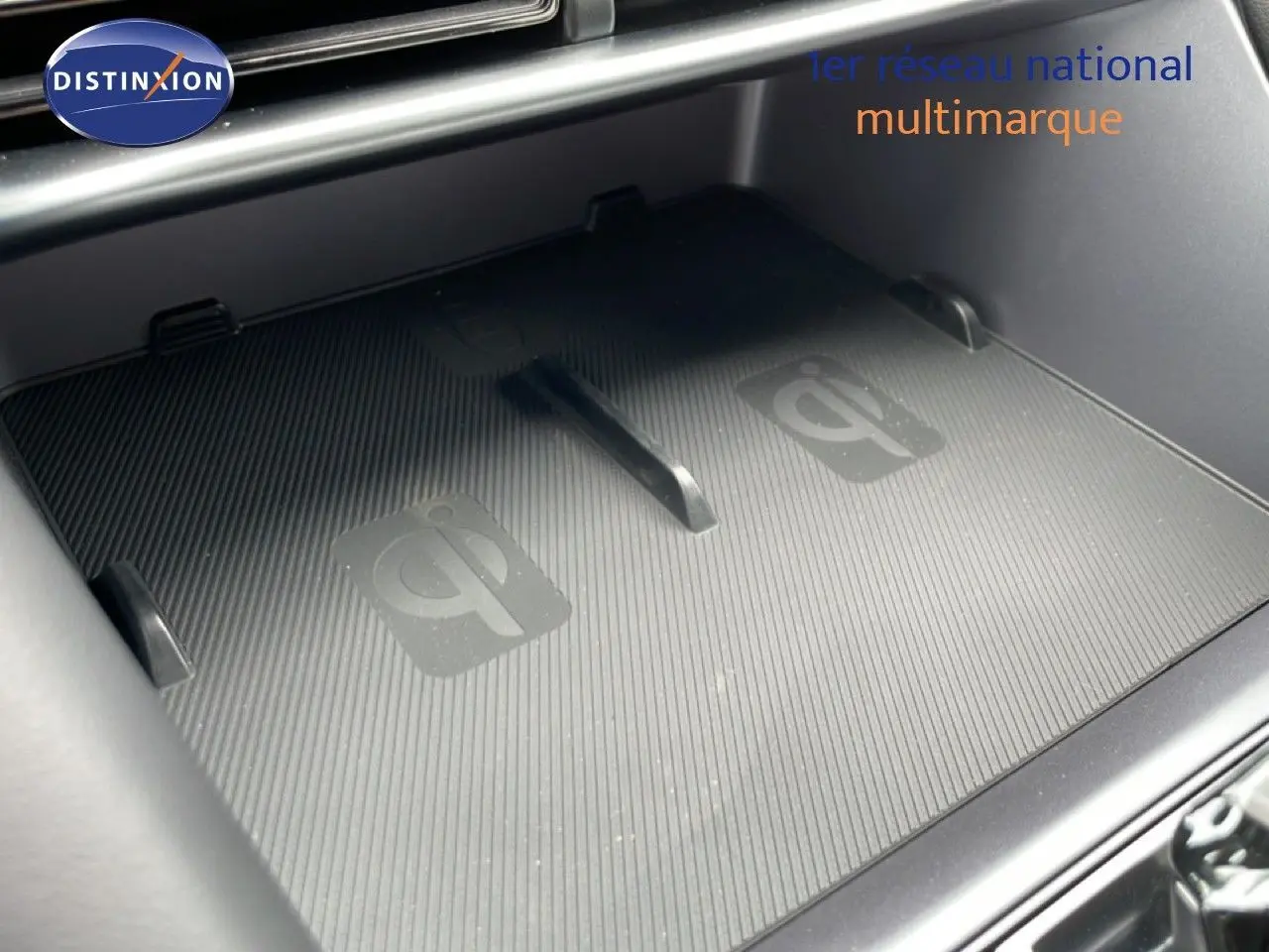 Surface de recharge sans fil noire en gros plan à l'intérieur du coffre du BYD SEAL U hybride rechargeable 2026.