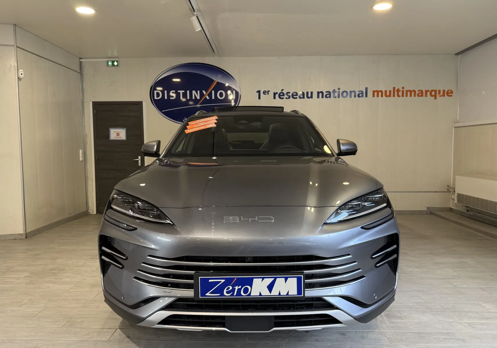 Vue frontale d'un BYD SEAL U 1.5L DM-i PHEV 218CH COMFORT en gris métallisé TIME GREY, avec calandre horizontale distinctive.
