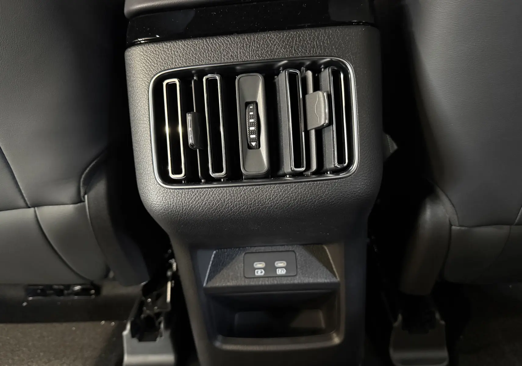 Vue rapprochée des aérateurs arrière et des ports USB du BYD SEAL U 1.5L DM-i PHEV, intérieur noir.