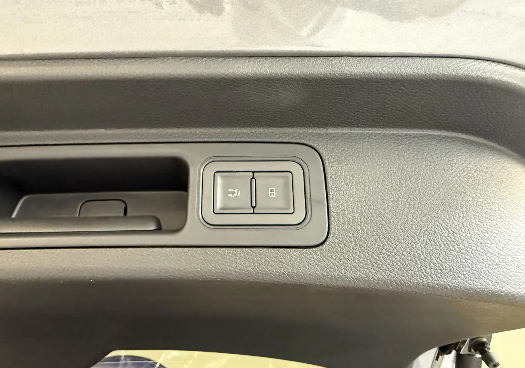 Gros plan sur la poignée intérieure noire et les boutons de verrouillage de porte du BYD SEAL U 2026 en finition Comfort.