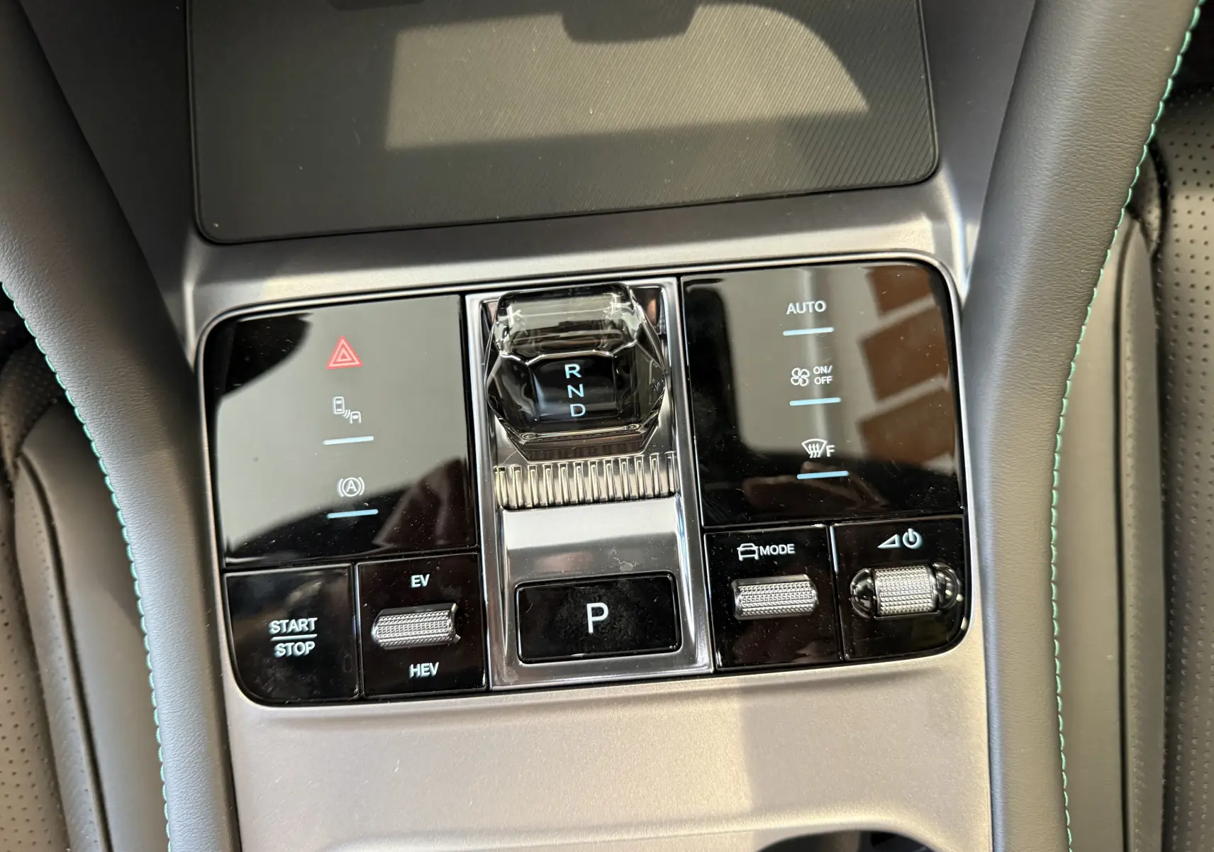Vue rapprochée de la console centrale du BYD SEAL U 2026 avec levier de vitesses cristal et commandes tactiles noires.