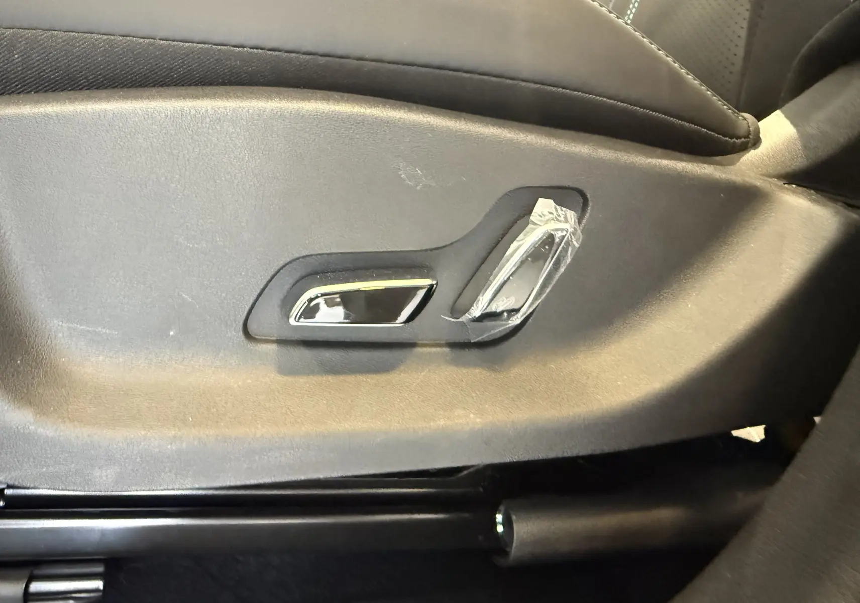 Gros plan sur les commandes de réglage électrique du siège en cuir noir du BYD SEAL U 2026, finition Comfort.