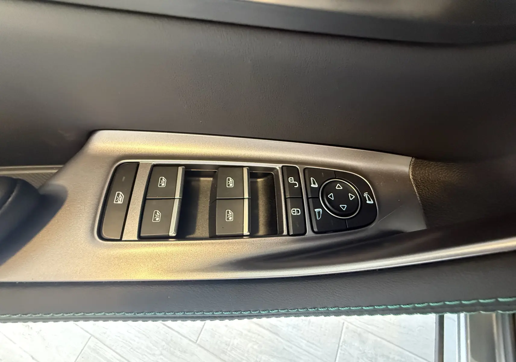 Gros plan sur les commandes de lève-vitres et rétroviseurs côté gauche du BYD SEAL U 2026 en finition gris métallisé.