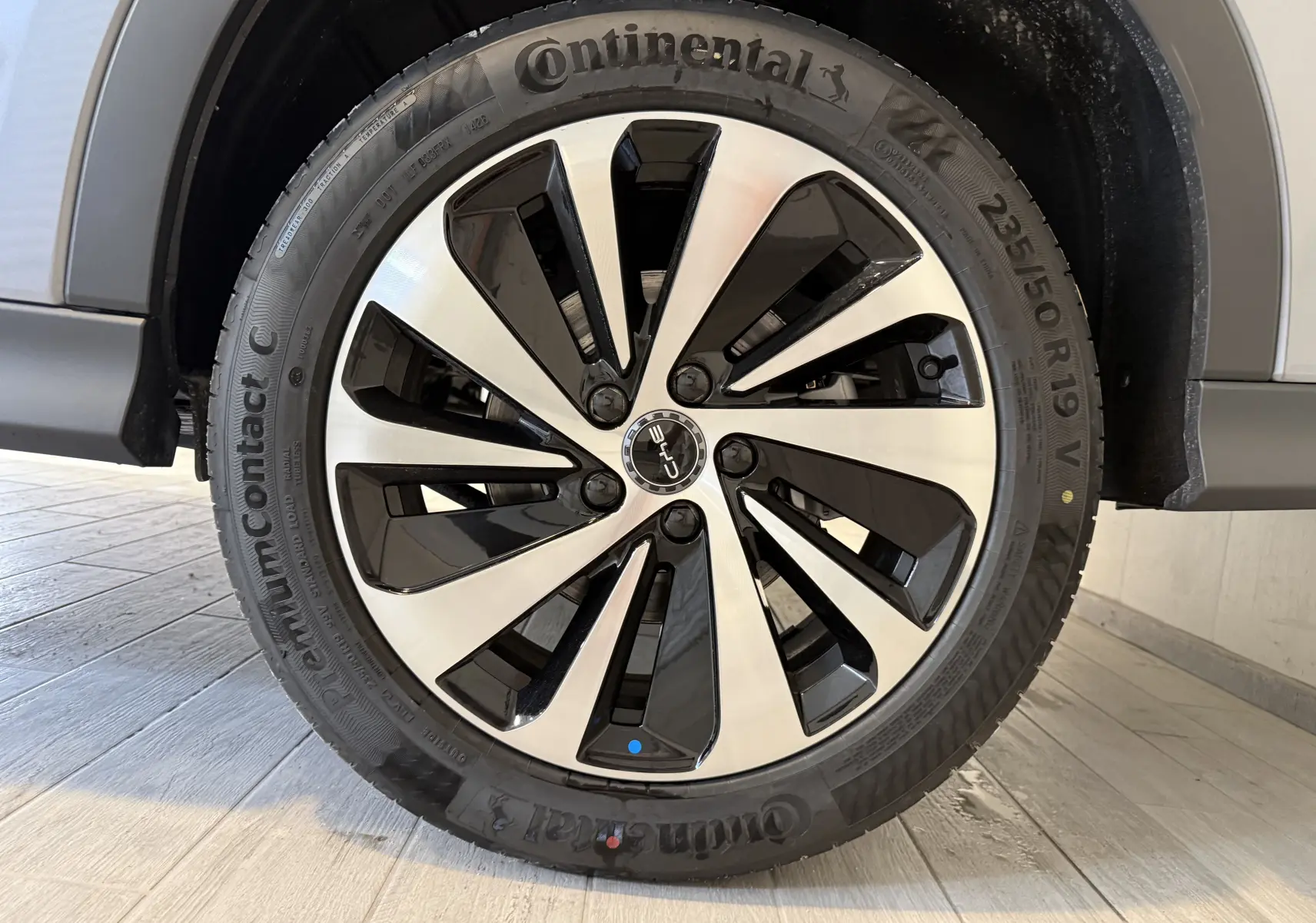 Gros plan sur la roue avant droite du BYD SEAL U 2026 en TIME GREY METAL avec jante alliage bicolore noir et argent.