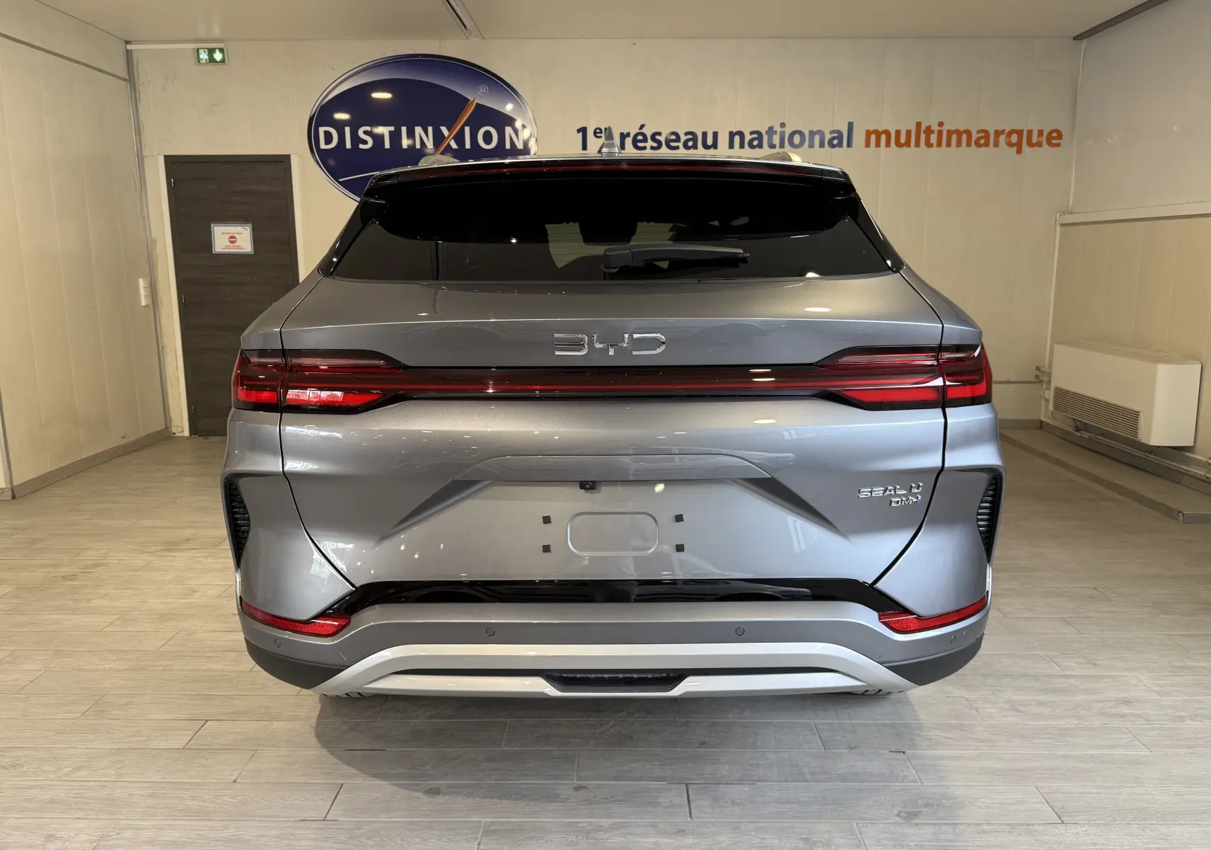 Vue arrière du BYD SEAL U 1.5L DM-i PHEV 218CH en gris métallisé TIME GREY, avec feux LED et logo BYD visible.