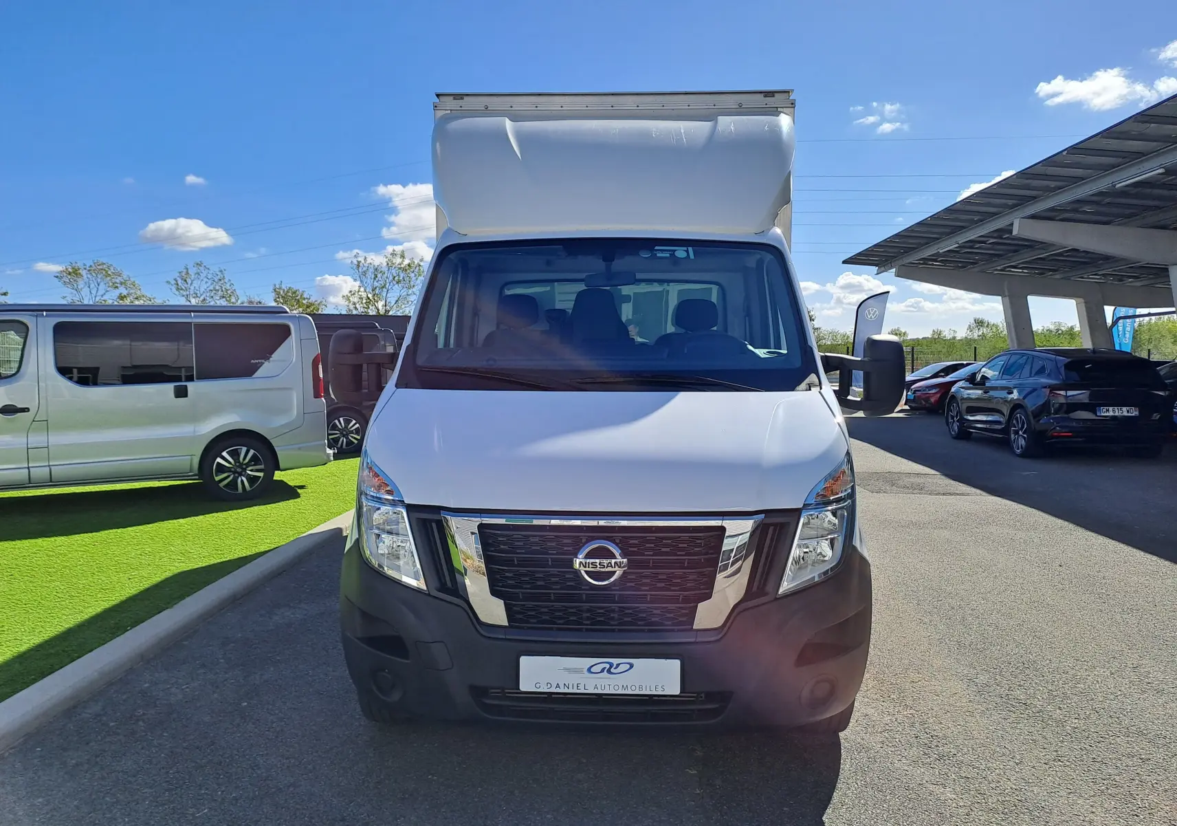 Vue avant d’un Nissan Interstar Chassis Cabine blanc 2024 avec calandre noire et pare-chocs noir, stationné en extérieur.