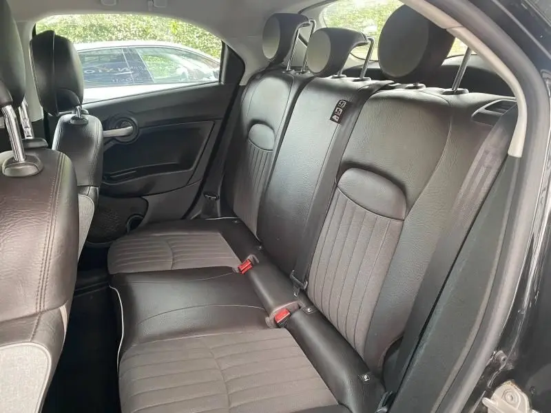 Vue intérieure de la banquette arrière en cuir noir de la FIAT 500X 2018, côté droit avec ceintures visibles.