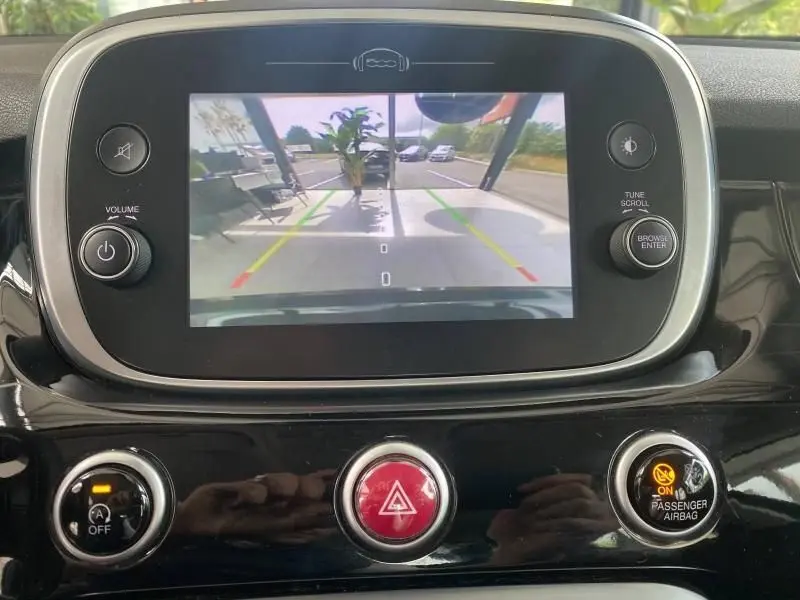 Écran tactile central affichant la caméra de recul du tableau de bord noir d'une Fiat 500X 2018.