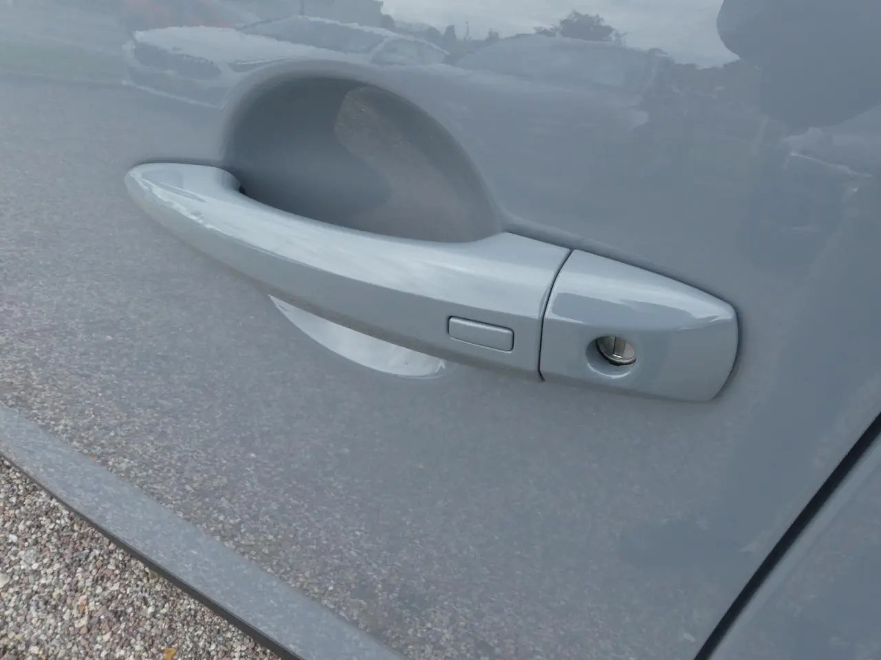 Poignée de porte côté gauche gris métallisé du Nissan Qashqai 1.5 e-Power N-Connecta 2025 avec bouton d'ouverture.