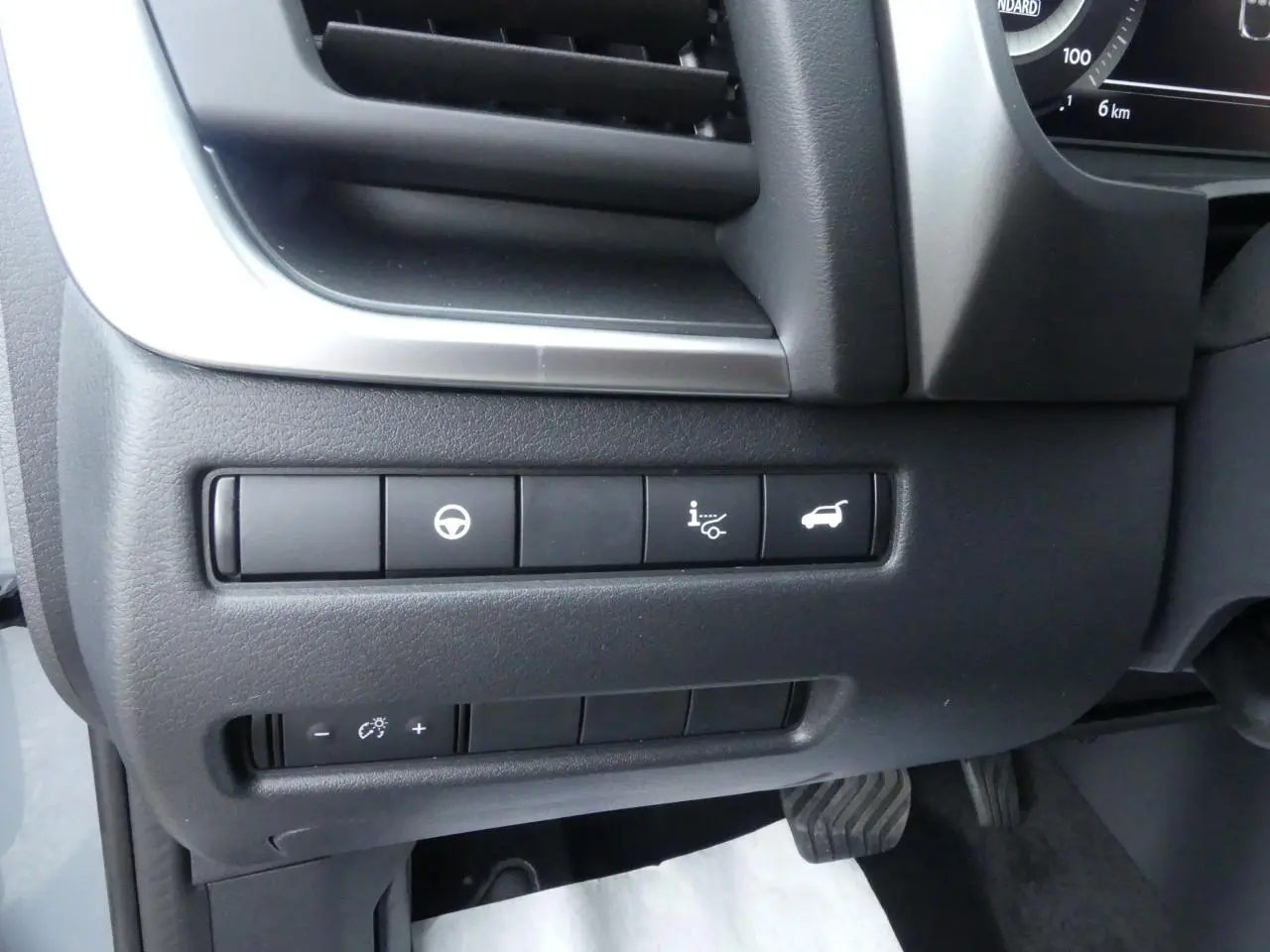 Boutons de commande du tableau de bord côté gauche dans un Nissan Qashqai gris métallisé 2025, version N-Connecta.