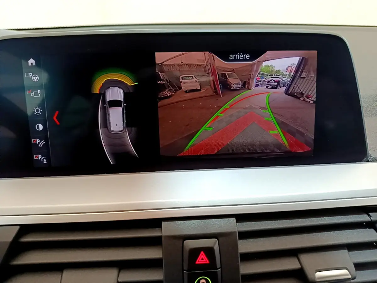 Affichage caméra de recul et capteurs de distance sur écran intérieur du BMW X3 noir xDrive20d 2020.