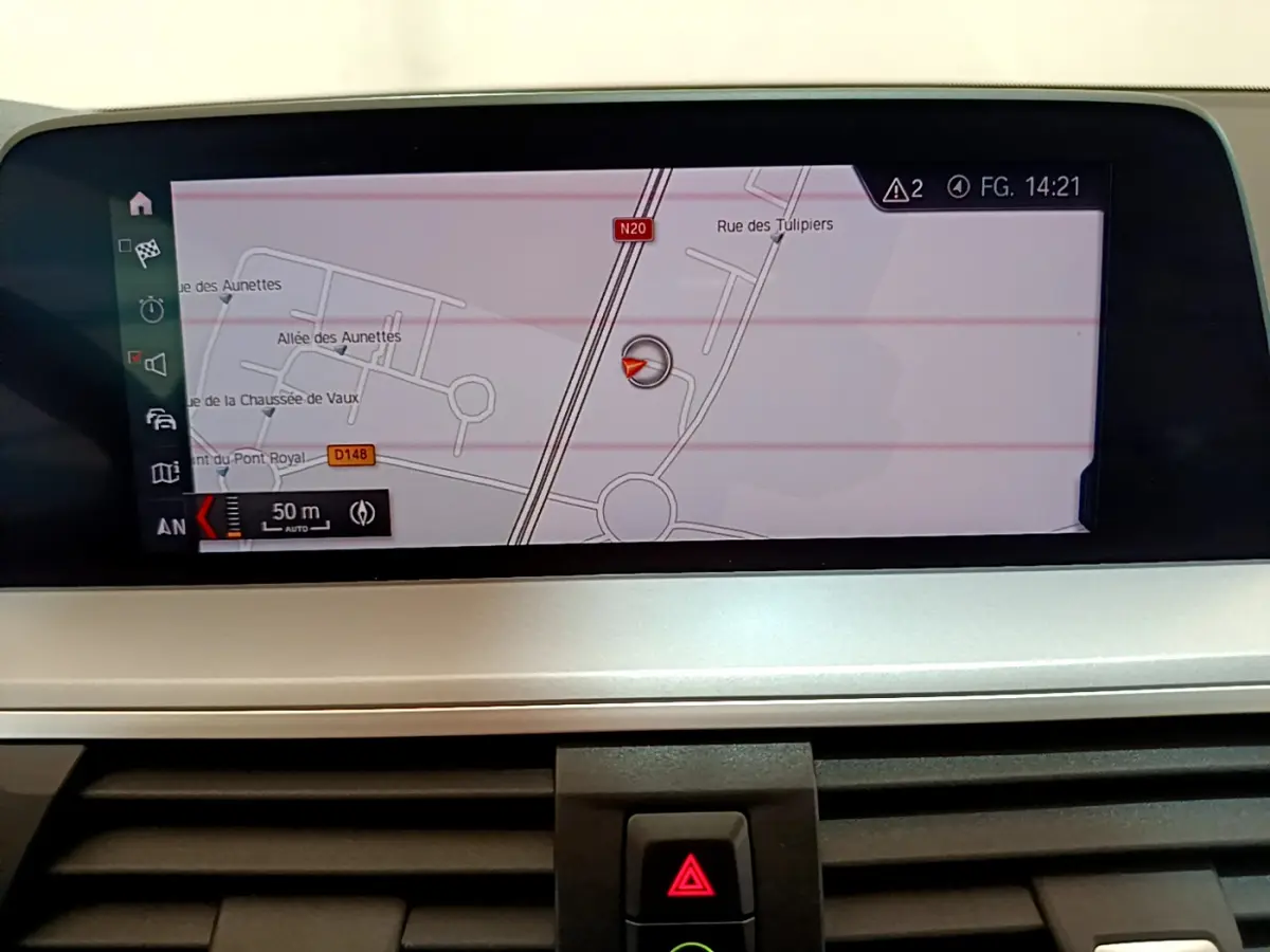 Écran central du tableau de bord du BMW X3 xDrive20d 2020 affichant la navigation GPS en intérieur.