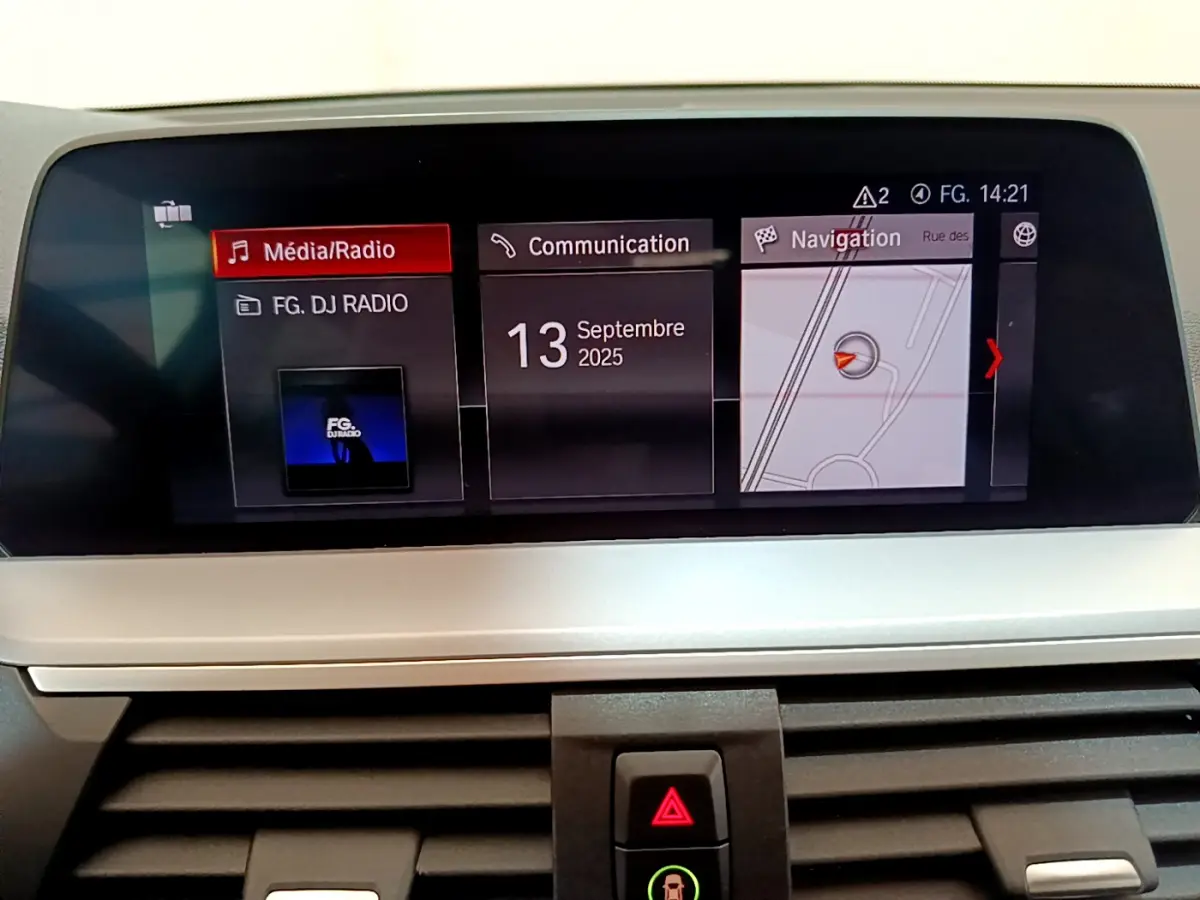 Écran multimédia 8,8 pouces du tableau de bord du BMW X3 noir, affichant radio, communication et navigation.