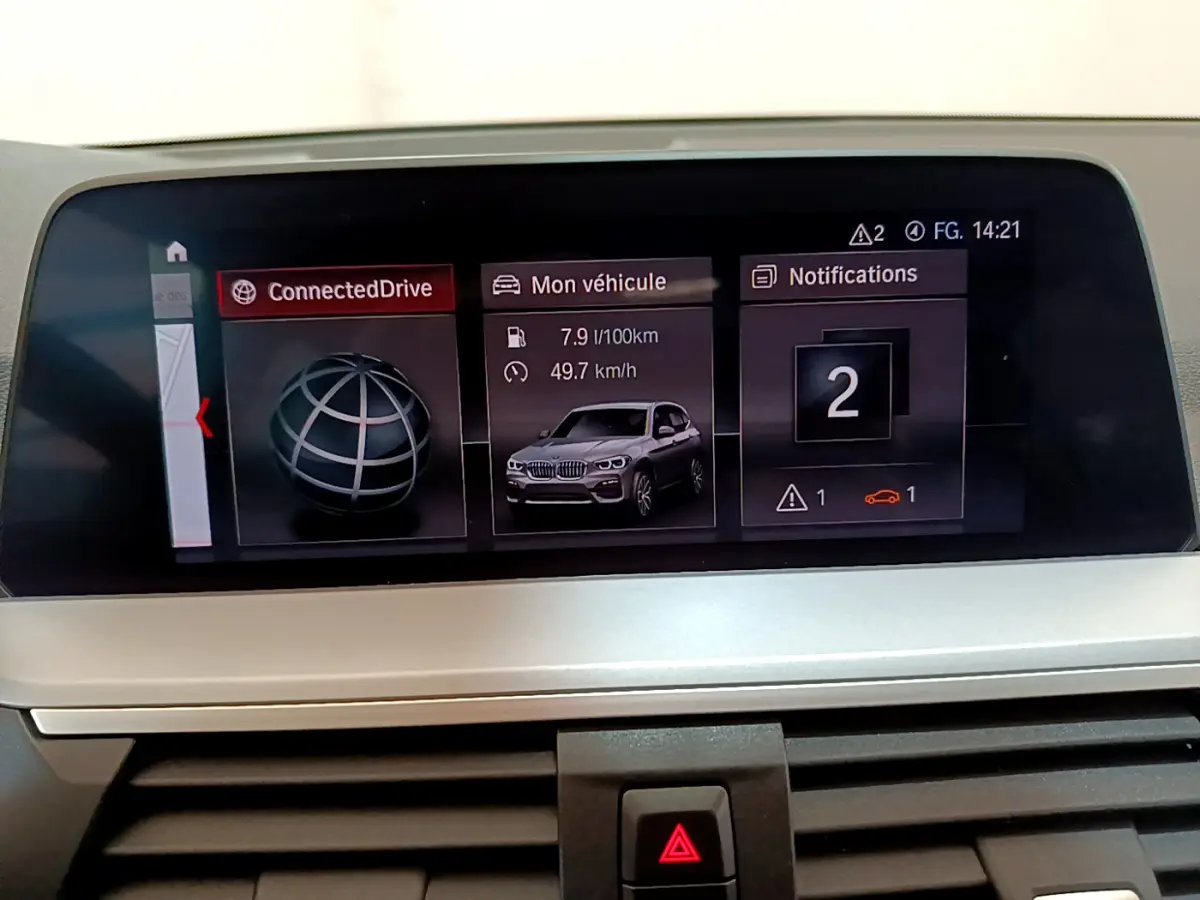 Écran multimédia du tableau de bord du BMW X3 2020 affichant consommation, vitesse et notifications.