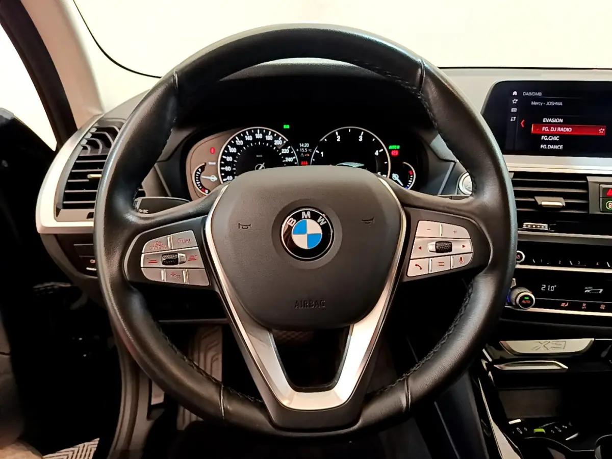 Volant cuir BMW avec commandes multifonctions, tableau de bord et écran central du BMW X3 noir xDrive20d 2020 vus de face