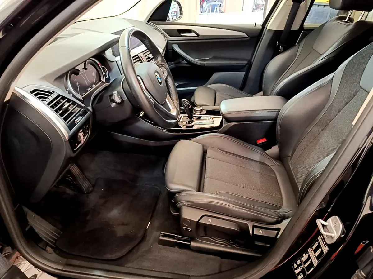 Intérieur côté conducteur BMW X3 xDrive20d 2020 noir, sièges cuir, tableau de bord et console centrale visibles