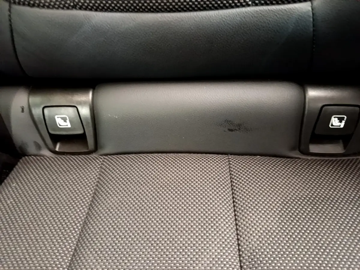 Détail des commandes de rabattement des sièges arrière en tissu gris dans un BMW X3 noir xDrive20d 2020.