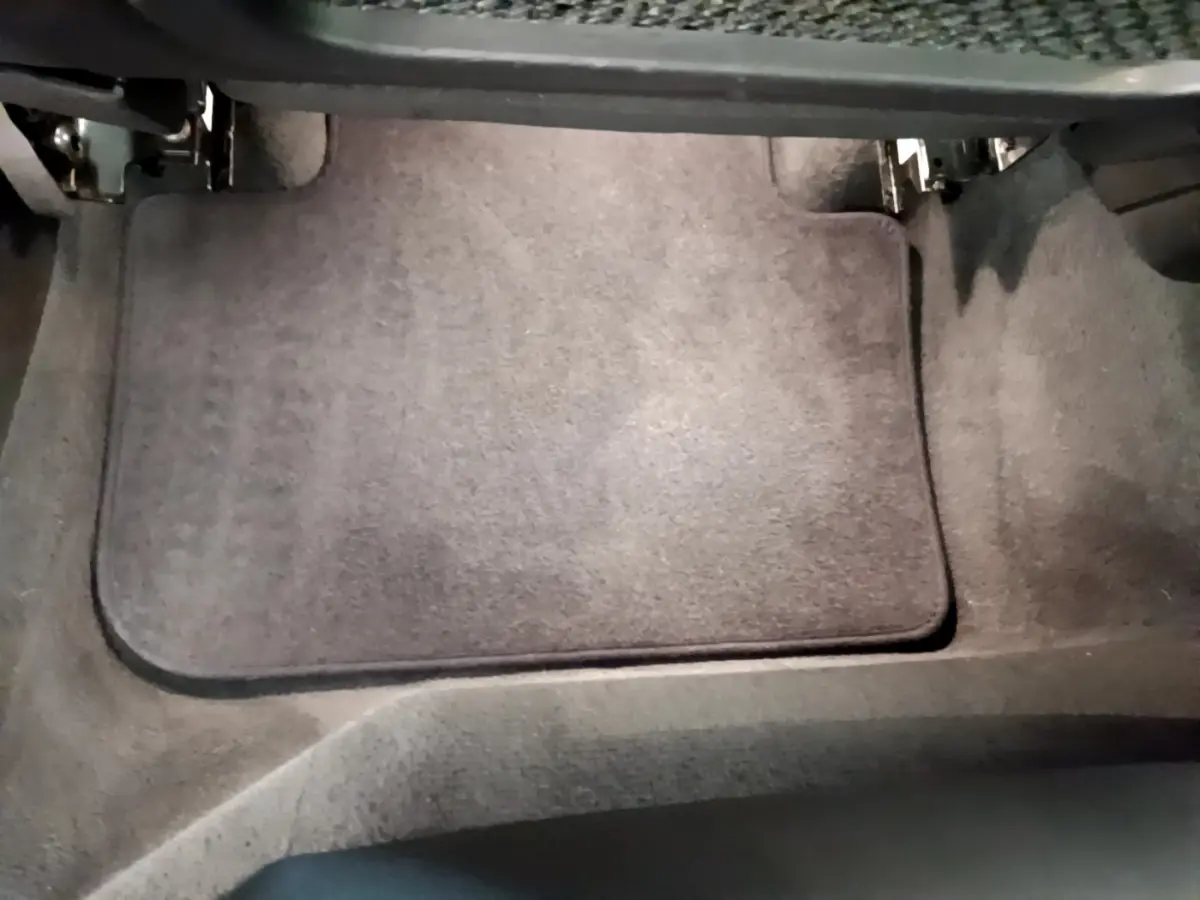 Tapis de sol gris foncé côté conducteur du BMW X3 xDrive20d 2020, intérieur propre et bien entretenu.